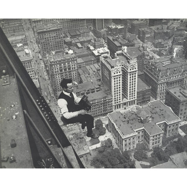Photographer unknown. “Walter Miller Shooting from Woolworth Building”. New York, 1912-13