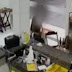 Homem abaixa short de garçonete em loja de conveniência; veja vídeo