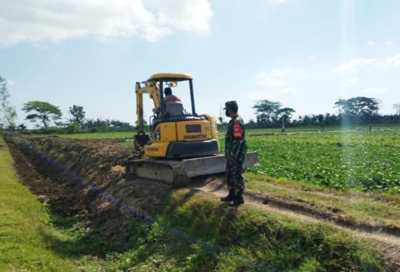 Babinsa Cawas Datangkan Alat Berat Kodim Klaten untuk Normalisasi Irigasi