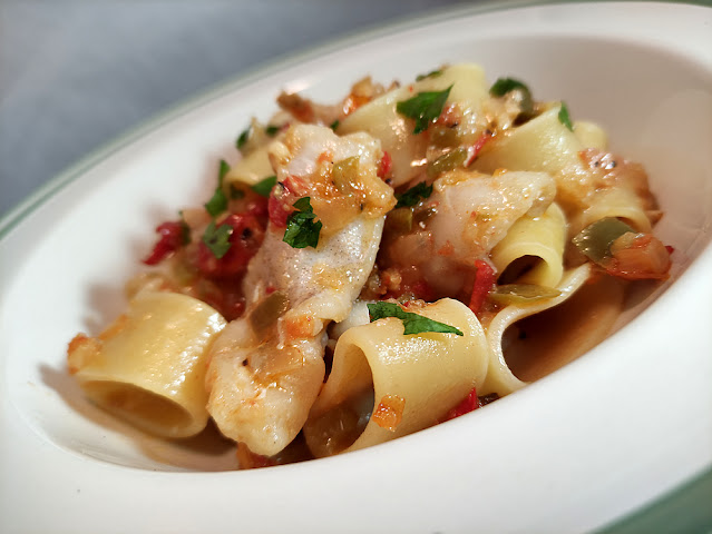 Pasta calamarata amb rap i verdures Pasta calamarata con rape y verduras