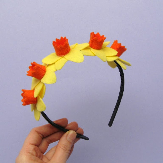 Sew a felt daffodil headband with this free tutorial Felt daffodil headband