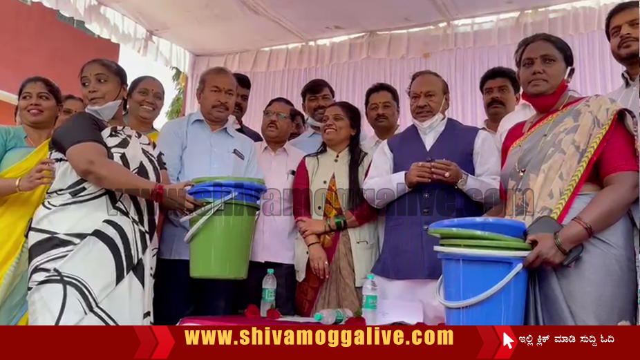 ಶಿವಮೊಗ್ಗ ಸಿಟಿಯ ಪ್ರತಿ ಮನೆಗೂ ಹಸಿರು, ನೀಲಿ ಬಣ್ಣದ ಕಸದ ಬುಟ್ಟಿ, ಇವತ್ತಿಂದಲೇ ವಿತರಣೆ ಶುರು 2 palike%2B4