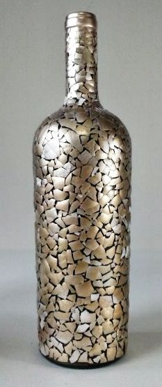 garrafa decorada com mosaico de casca de ovo
