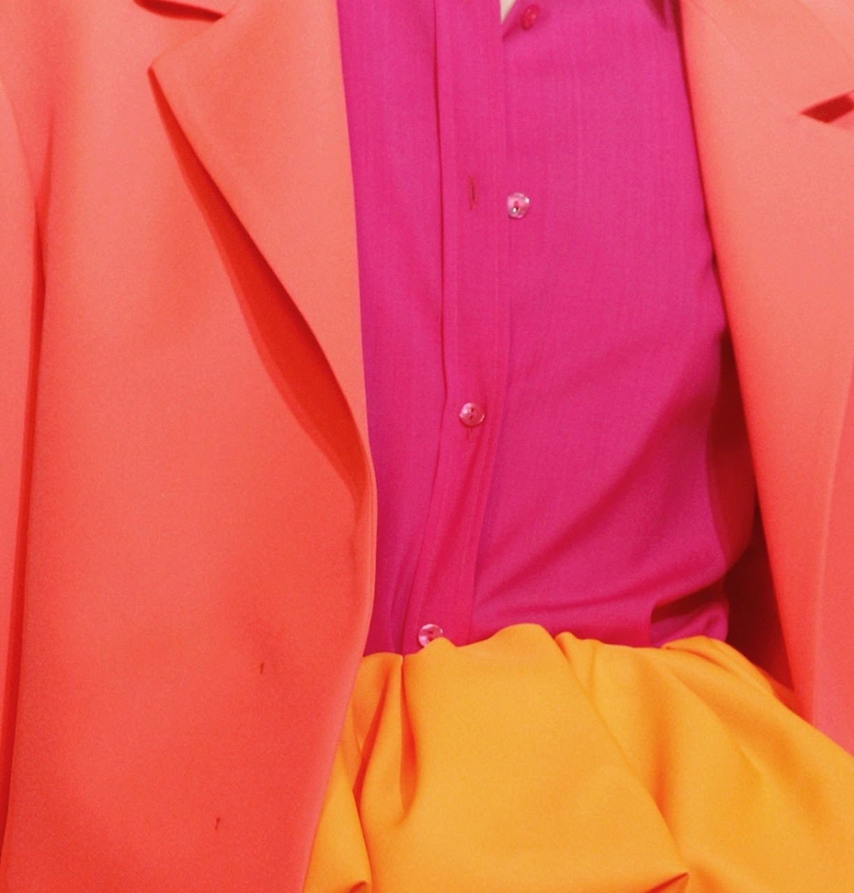 Розовый оранжевый получится. Яркий цвет юбка. Сочетание неоновых цветов в одежде. Желто розовый костюм. Колор блок с розовым.
