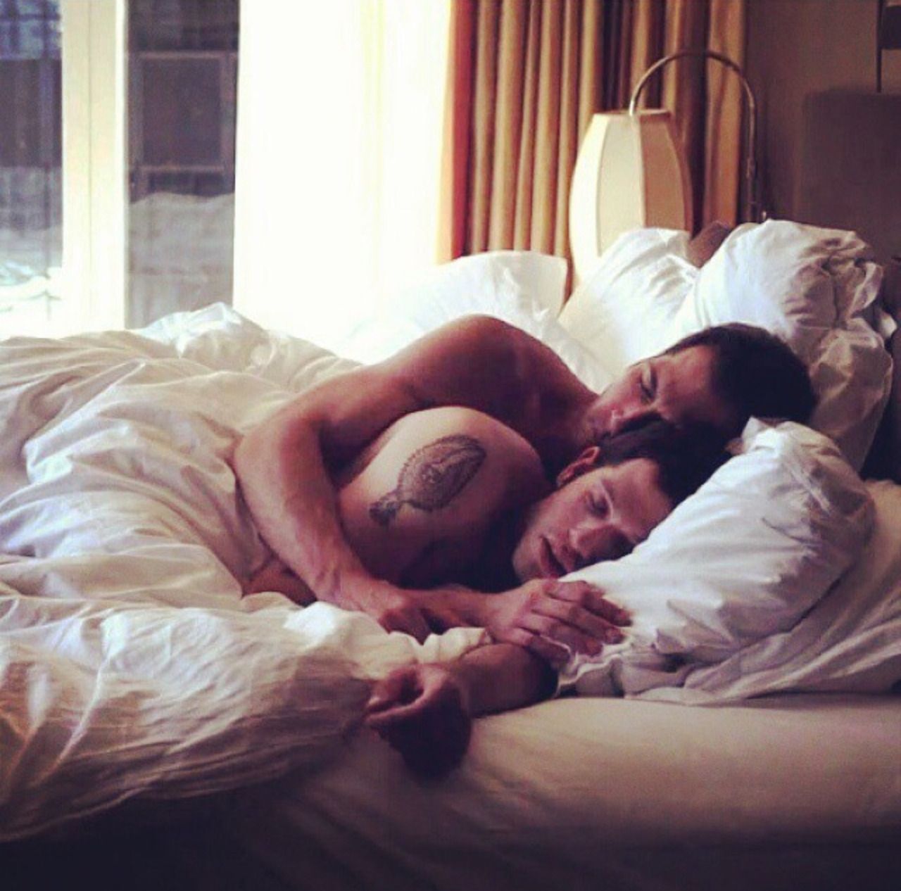 Парни обнимаются в постели. Сон вдвоем. Пара в обнимку на кровати. Парень с девушкой спят в обнимку. Объятия в постели.