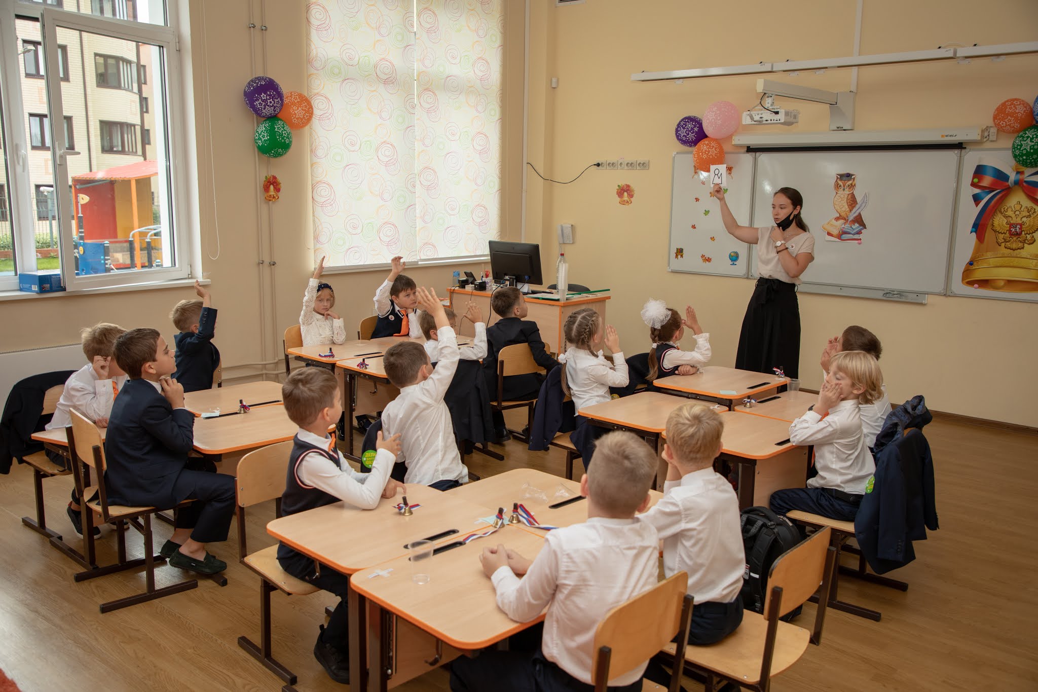 Современный школьный класс. Класс с учениками. Современная школа внутри. Школьники учатся в школе. Современный класс в школе.