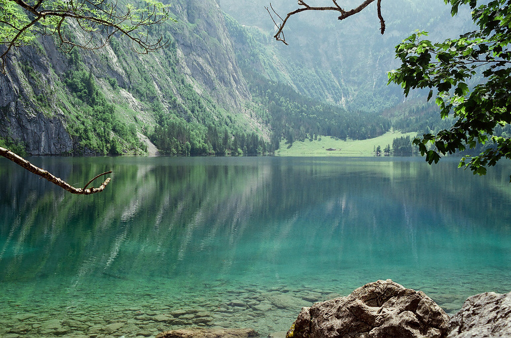 Clean lake. Озеро Кёнигсзе. Озеро Кенигзее. Кёнигзее озеро в Германии. Самое чистое озеро в Европе.