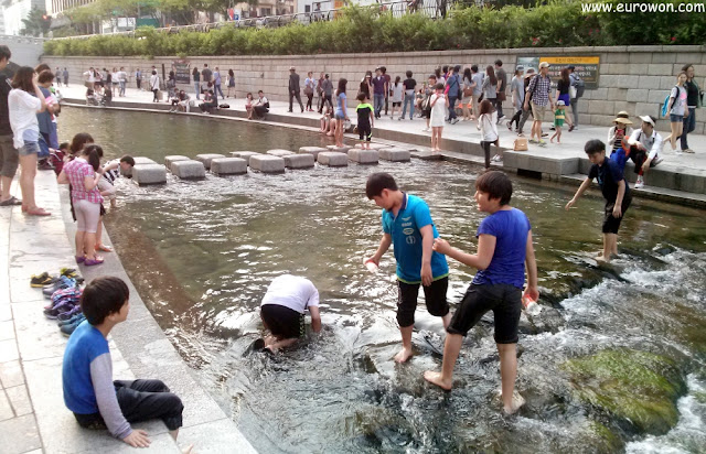 Niños coreanos jugando en el arroyo Cheonggyecheon de Seúl