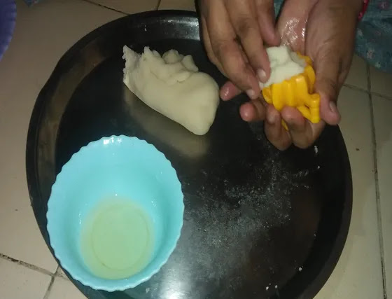 Stuffing-mould-with-dough Stuffing-mould-with-dough