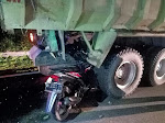 Pengendara Motor Tewas Setelah Menabrak Bagian Belakang Dump Truck di Sungai Limau
