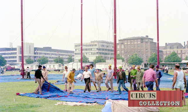 les ouvriers du cirque étendent au sol les bâches du chapiteau 