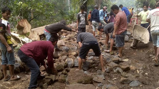 Masyarakat  Bulu Tellue Bersama Karang Taruna Serta Mahasiswa K3 UMSI Melaksanakan Kerja Bakti di Bulu-Bulu