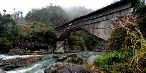Jembatan Kayu Berusia 1000 Tahun di Cina Masih Kokoh Berdiri