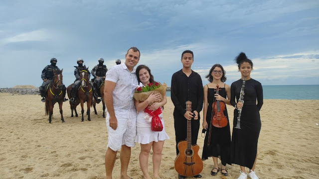 Pedido de casamento na Praia de Iracema é interrompido por policiais por descumprir limite de horário, em Fortaleza