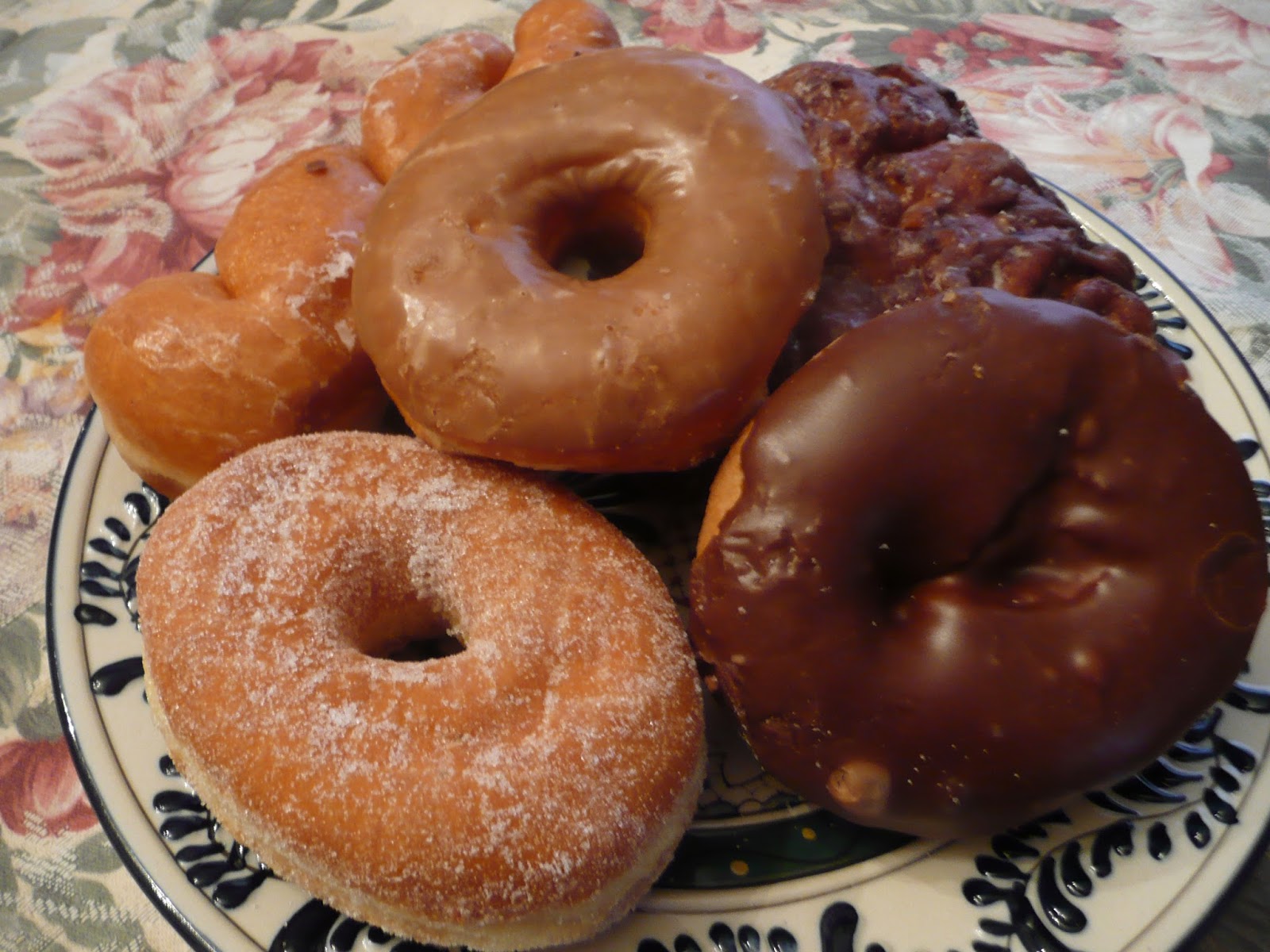 Mimi's Cake Tour: Knapp's Donuts