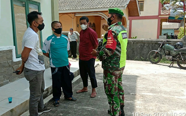 Babinsa M Surya Sosialisasikan Prokes kepada Masyarakat Yang Akan Melakukan Vaksinasi Covid-19 Babinsa M Surya Sosialisasikan Prokes kepada Masyarakat Yang Akan Melakukan Vaksinasi Covid-19