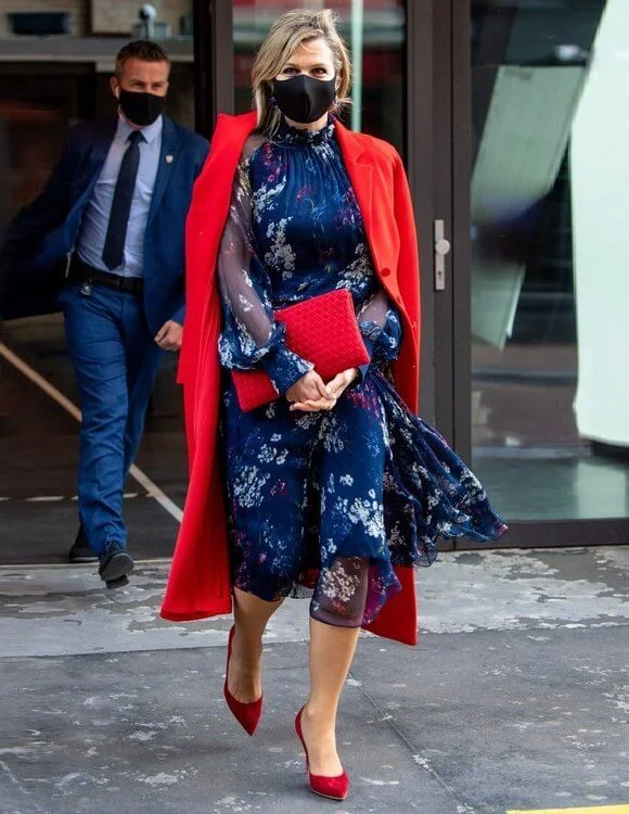 Queen Maxima blue crepe de chine, ruffles and a flowery print silk georgette dress from Natan. Red coat, pumps and clutch