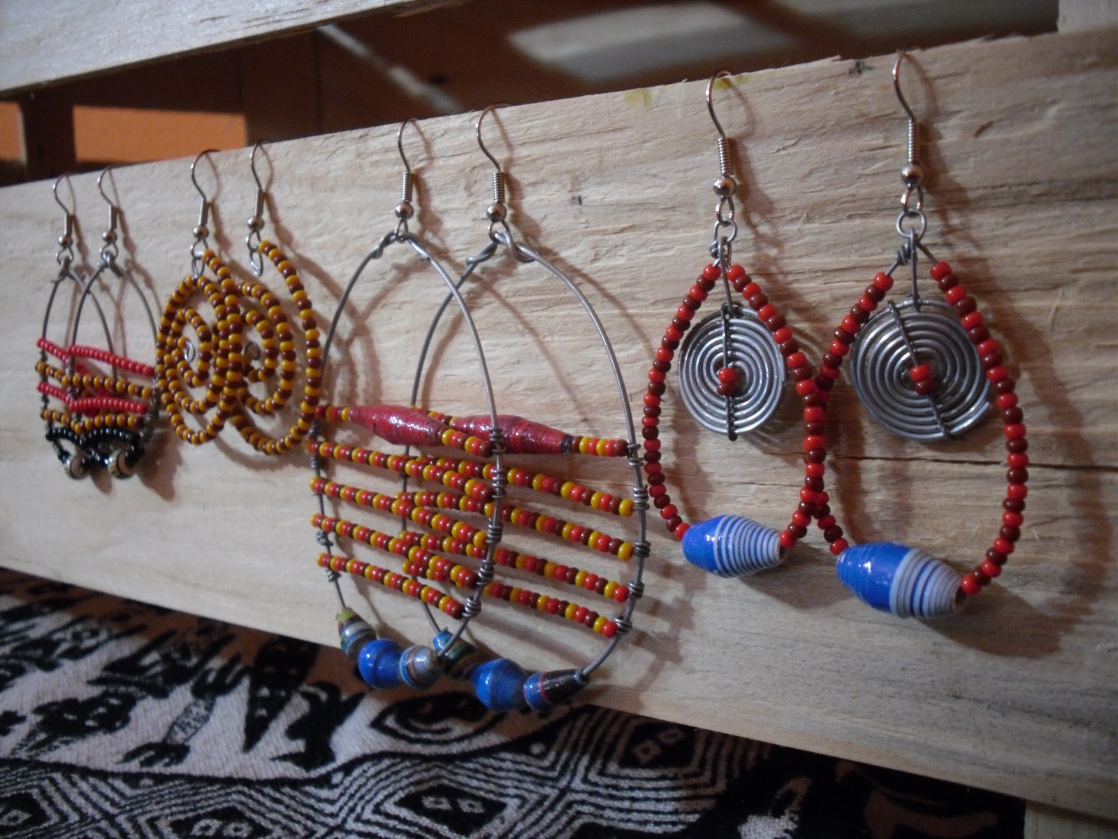 Levitando en Afrika: pendientes de alambre con bolas incas y bolas de ...