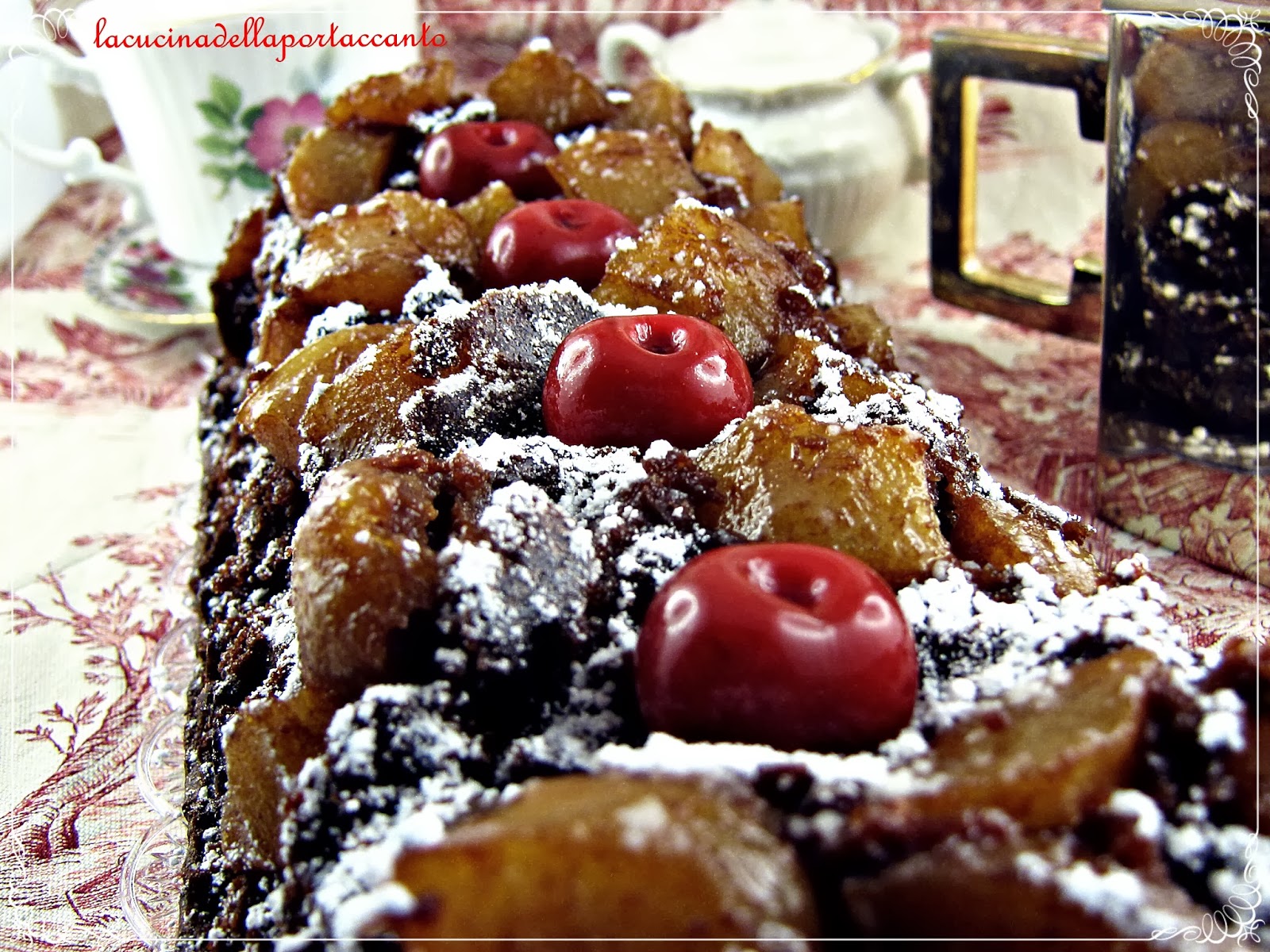 torta al cioccolato fondente con amaretti, mirtilli e pere sciroppate 