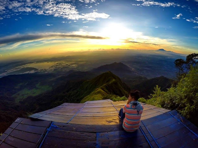 Spot Wisata Sunrise Terbaik Di Magelang -  Sunrise di Gunung Telomoyo