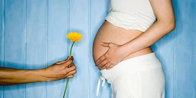 imagem de uma mulher grávida recebendo uma rosa