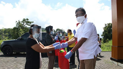Gubernur Olly Salurkan 100 Paket Sembako ke Warga Terdampak Covid-19 di Desa Kinali