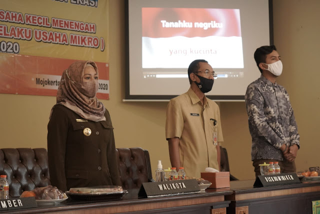 Atasi Dampak Ekonomi, Ning Ita Gencarkan Pelatihan untuk UMKM Kota Mojokerto KOTA MOJOKERTO -- Pandemi Covid-19 berdampak pada berbagai sektor, tak terkecuali pada sektor ekonomi. Karena itu, lewat Peraturan Pemerintah Nomor 23 Tahun 2020 tentang Pelaksanaan Program Pemulihan Ekonomi Nasional Dalam Rangka Mendukung Kebijakan Keuangan Negara untuk Penanganan Pandemi Coronavirus Disease 2019, Wali kota Mojokerto Ika Puspitasari melalui OPD-OPD di Pemkot Mojokerto, menerapkan berbagai kebijakan untuk memulihkan perekonomian. Disamping gencar melakukan budi daya pertanian organik, upaya lain yang ditempuh oleh Ning Ita untuk bangkit dari Covid-19 adalah dengan menggelar berbagai pelatihan untuk warga Kota Mojokerto. Salah satunya adalah pelatihan pembuatan frozen food bagi pelaku usaha mikro. Pelatihan ini dibuka langsung oleh Ning Ita pada Senin (24/8) di ruang pertemuan GMSC. Hariyanto, Plt. Kepala Diskouminaker Kota Mojokerto menyatakan, tujuan pelatihan pembuatan Frozen Food adalah untuk meningkatkan pengetahuan sumber daya manusia pelaku usaha mikro dalam usaha yang mandiri dan berdaya saing. “Pelatihan ini juga untuk meningkatkan jiwa kewirausahaan bagi pelaku usaha mikro serta mendukung pertumbuhan perekonomian nasional dan daerah,” ujar Hariyanto. Lebih lanjut, Hariyanto menyampaikan, pelatihan frozen ini banyak diminati oleh warga Kota Mojokerto, namun terkait dengan pelaksanaan protokol kesehatan, maka pelatihan ini dibatasi hanya untuk 60 orang yang terbagi menjadi 2 gelombang. “Pelatihan gelombang I dilaksanakan tanggal 24 s/d 26 Agustus 2020 dan gelombang II akan dilaksanakan pada 27 s/d 29 Agustus 2020,” jelas Hariyanto. Sementara itu dalam pengarahannya, Ning Ita menyampaikan bahwa pelatihan ini tidak hanya sebuah program yang selesai setelah pelatihan, tapi akan terus berkelanjutan hingga pemasaran dan menjadi salah satu solusi dampak covid-19. “Pelatihan yang digelar pada masa pandemi ini bisa menjadi solusi bagi para pelaku usaha mikro. Kami berupaya semaksimal mungkin dampak covid bisa kita atasi secara sinergis,