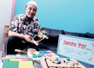 Adalah Pak Thamrin Basuki, 40, pria yang pernah di PHK ini melihat mainan anak sebagai peluang usaha terbaik bagi masa depannya. 8 Tahun silam ia memulai usahanya dan saat ini, usahanya yang bernama Atham Toys mampu mencatat laba bersih sekitar Rp 80 juta per bulan, plus telah memiliki 5 pabrik dan 7 cabang, beserta ribuah sub cabang.
