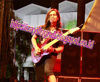   Nama saya Pupun Dudiyawan. Saya lahir di tanah sunda tepatnya di kota Kuningan Jawa Barat, saya mengenal musik dari sejak kecil, saat masih sekolah dasar. Berawal dari pengenalan akan musik tradisional sunda, saya mulai memperdalam musik modern, dan sedikit demi sedikit belajar tentang industri musik. Lulus PAAP Unpad jurusan marketing membuat saya semakin mantap belajar tentang Industri Musik Indonesia.  Walau bermodal belajar sendiri (otodidak), akhirnya saya memilih instrument gitar sebagai identitas saya. Kompetisi dan festival band menjadi awal saya melangkah di musik modern bersama band pertama saya Antares (1998) yang berubah nama jadi ZEAL (1999). Festival, kontes musik, dan lain
