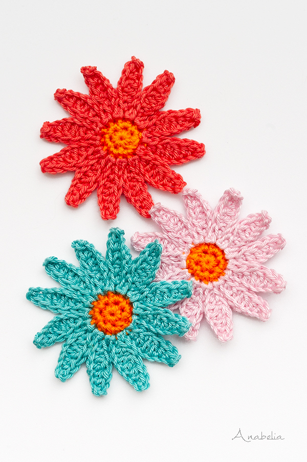 Daisy flower crochet necklace by Anabelia Craft Design