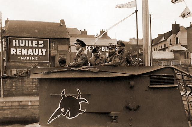 U 96 вернулась из похода. На рубке видна эмблема лодки — рыба-пила, которая впоследствии стала знаменитой благодаря фильму. Однако, когда Буххайм совершил поход на U 96 осенью 1941 года, на рубке была совсем другая эмблема — «Бык Скапа-Флоу».