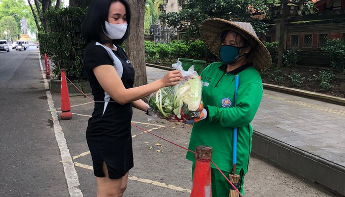 Honda Bagikan Sayuran Petani ke Petugas Kebersihan dan Sopir Angkot