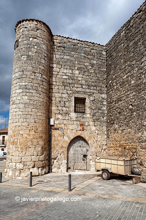 Castillo de los Rojas en el que se alojó la reina Juana la Loca mientras acompañaba el cadáver de su esposo Felipe el Hermoso.Pudo alojarse en la habitación con reja en la ventana que está sobre la puerta. Localidad de Cavia. Burgos. Castilla y León. España © Javier Prieto Gallego