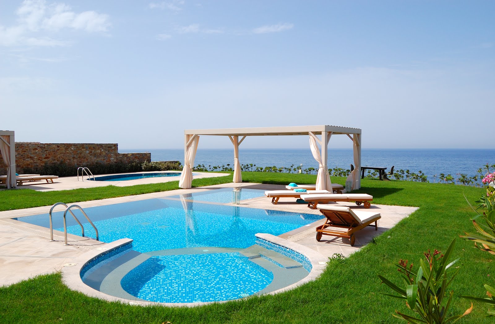 BANCO DE IMÁGENES GRATIS Piscina junto al mar para tus próximas vacaciones BANCO DE IMÁGENES GRATIS Piscina junto al mar para tus próximas vacaciones