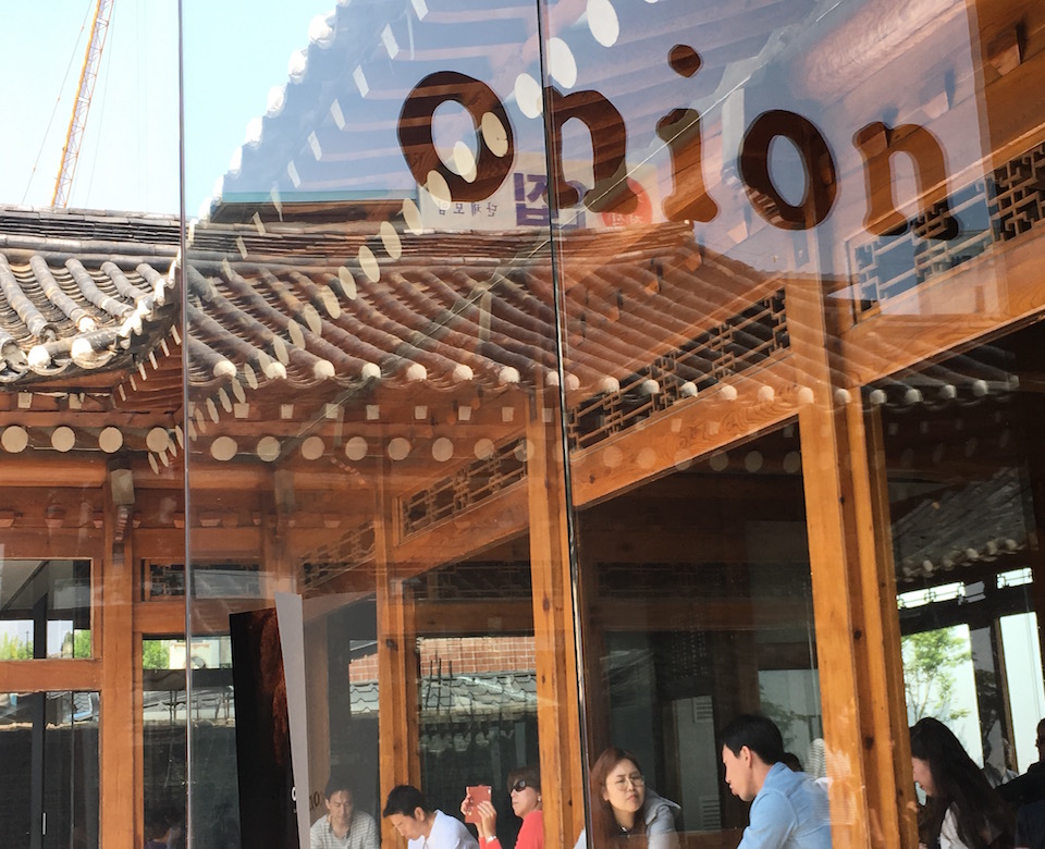Onion Café Anguk 카페 어니언 Un café super hype à visiter à Séoul