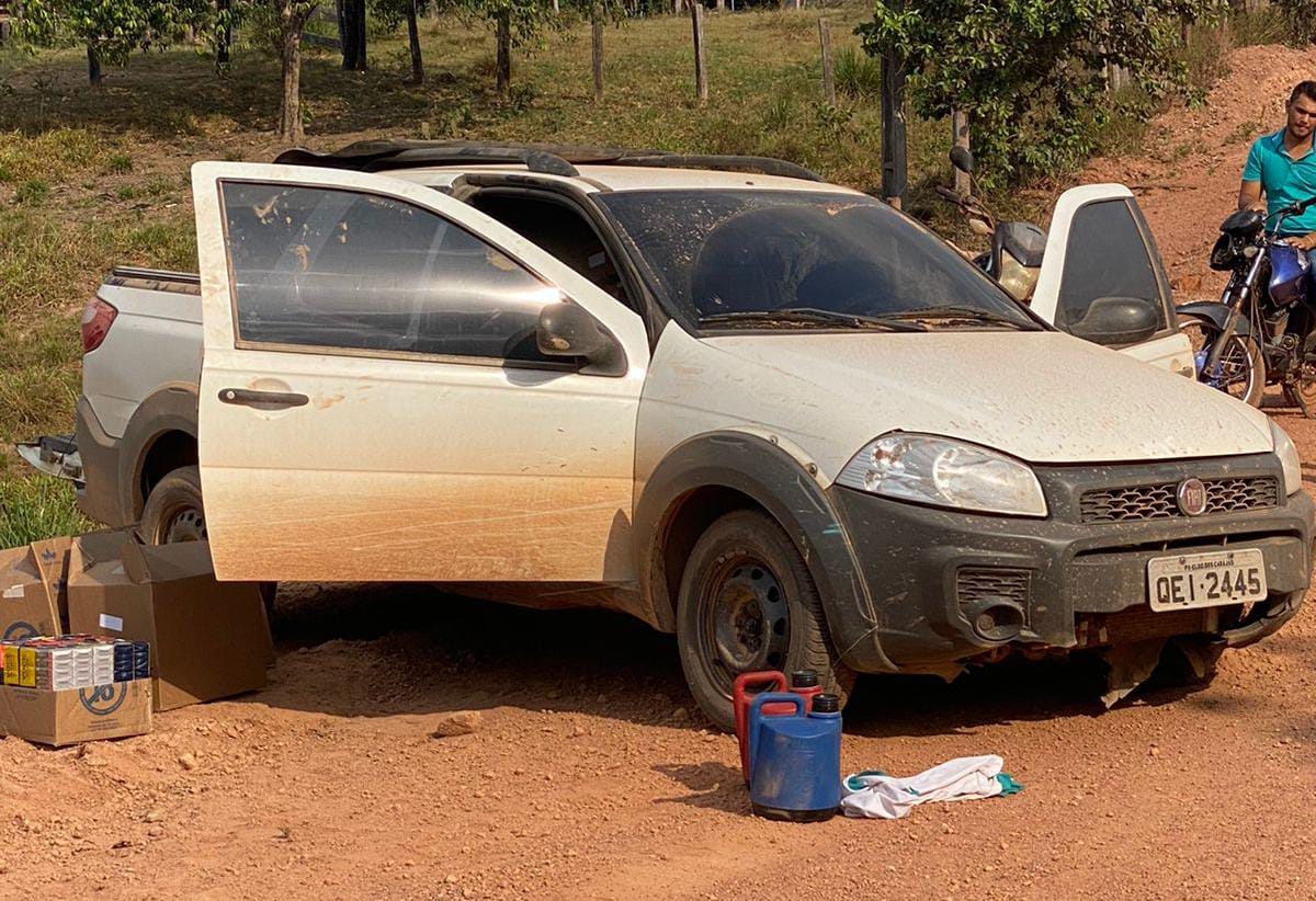Roubo em Eldorado do Carajás acaba com um morto   A Polícia Militar apreendeu nesta quinta-feira (23), uma carga roubada de cigarros na zona rural de Eldorado do Carajás. De acordo com a PM, por volta das 13h30 eles foram acionados por um funcionário da Souza Cruz informando que um veículo de transporte teria sido abordado por bandidos armados e a carga subtraída. Os homens estavam em dois carros, uma Kombi e uma Pick-up ambas de cor branca, a policia foi informada que eles fugiram em direção a Eldorado do Carajás.   Ao chegar no local da ocorrência uma vez que a caga teria rastreador, a PM encontrou a kombi abandonada na zona rural do município, porém não havia sinais da carga. Seguindo informações de locais que teriam avistado a pick-up branca em alta velocidade nas proximidades da vicinal Jandaia, os policias seguiram o patrulhamento na direção e acabaram avistando o veículo suspeito que ao notar a guarnição tentou evadir-se. Em certo momento da perseguição na região conhecida com CURRAL 4 os bandidos perderam o controle de seu veiculo e desceram disparando contra a viatura, ao revidar a policia atingiu um dos suspeitos. O mesmo foi encaminhado pela guarnição ao hospital de Eldorado, mas não resistiu e veio a óbito, ao checar a identidade descobriram que se tratava de um criminoso conhecido como Derson e possui-a mandado de prisão em aberto.   A carga roubada foi encontrada dentro da pick-up, grande quantidade de cigarros e isqueiros foram recuperados e a empresa foi informada. Roubo em Eldorado do Carajás acaba com um morto   A Polícia Militar apreendeu nesta quinta-feira (23), uma carga roubada de cigarros na zona rural de Eldorado do Carajás. De acordo com a PM, por volta das 13h30 eles foram acionados por um funcionário da Souza Cruz informando que um veículo de transporte teria sido abordado por bandidos armados e a carga subtraída. Os homens estavam em dois carros, uma Kombi e uma Pick-up ambas de cor branca, a policia foi informada que eles fugiram em direção a Eldorado do Carajás.   Ao chegar no local da ocorrência uma vez que a caga teria rastreador, a PM encontrou a kombi abandonada na zona rural do município, porém não havia sinais da carga. Seguindo informações de locais que teriam avistado a pick-up branca em alta velocidade nas proximidades da vicinal Jandaia, os policias seguiram o patrulhamento na direção e acabaram avistando o veículo suspeito que ao notar a guarnição tentou evadir-se. Em certo momento da perseguição na região conhecida com CURRAL 4 os bandidos perderam o controle de seu veiculo e desceram disparando contra a viatura, ao revidar a policia atingiu um dos suspeitos. O mesmo foi encaminhado pela guarnição ao hospital de Eldorado, mas não resistiu e veio a óbito, ao checar a identidade descobriram que se tratava de um criminoso conhecido como Derson e possui-a mandado de prisão em aberto.   A carga roubada foi encontrada dentro da pick-up, grande quantidade de cigarros e isqueiros foram recuperados e a empresa foi informada.