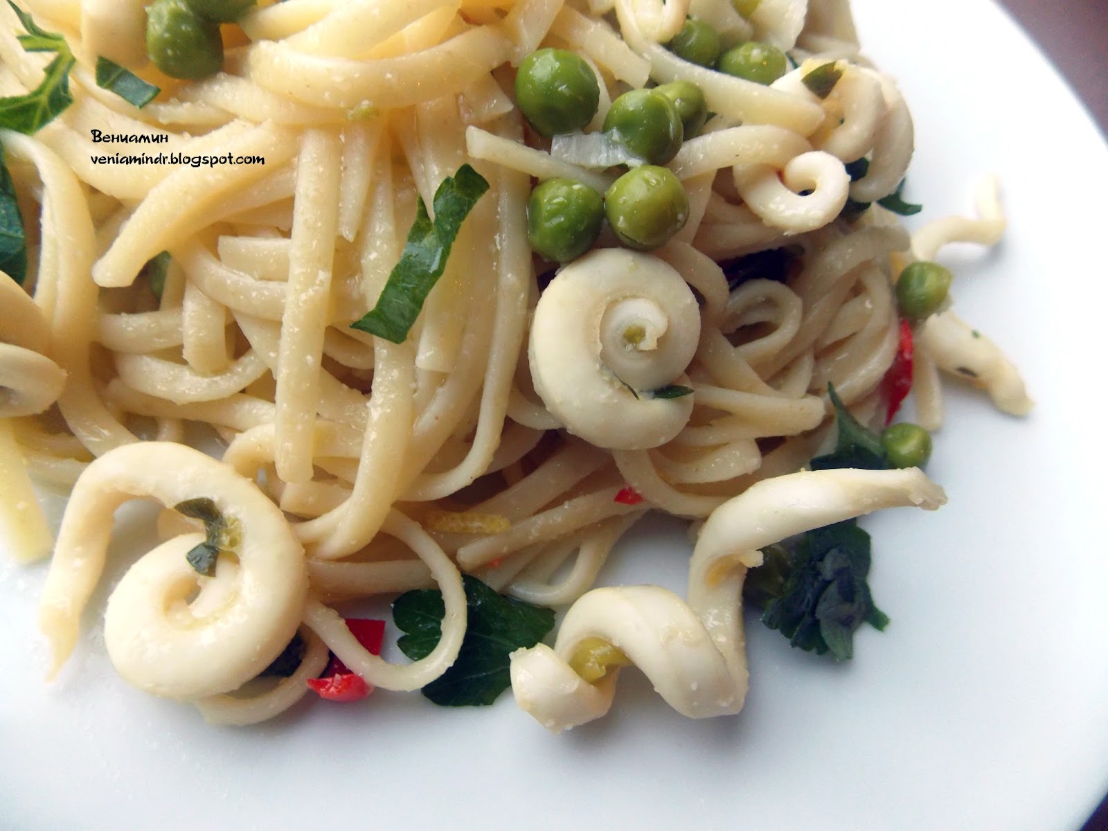 постный салат с кальмарами самый вкусный и простой. кальмар постный рецепт с фото. салат из кальмаров постный вкусный. цезарь с кальмарами. листья итальянского салата валерьан фото.