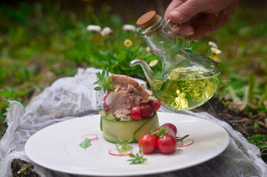 Sałatka w ogórku z aromatycznym wędzonym olejem rzepakowym z tymiankiem. Sałatka smakuje obłędnie.  Składniki  mix sałat 2 szt ogórki pomidory koktajlowe ser mozzarella w kulkach mięsiwo  olej rzepakowy   sok z cytryny rzodkiewki  bazylia  ocet balsamico sól,pieprz do smaku  Wykonanie  Wędzony olej rzepakowy z tymiankiem  Składniki: - 400 ml oleju rzepakowego - 500g lodu świeży tymianek Przygotowanie  Lód przesypujemy do pojemnika Olej rzepakowy wlewamy do miseczki. Wkładamy do wędzarni miseczkę z olejem. Pojemnik z lodem musi znajdować się poniżej oleju rzepakowego. Włączamy tylko generator dymu i wędzimy nasz produkt przez 1h. Temperatura w wędzarni musi wynosić około 25-30 stopni.. Dla uzyskania mocniejszego efektu możemy przedłużyć czas wędzenia do 2h. Po skończonym wędzeniu olej przelewamy do dzbanuszka wkładamy świeży tymianek. Wędzony olej rzepakowy z tymiankiem doskonale będzie się komponować ze śledziem i świeżymi sałatami, idealny do smażenia. Ogórek dokładnie myjemy kroimy na wzdłuż na cienkie długie plastry Mix sałat dokładnie myjemy osuszamy suszarką do sałaty lub ręcznikiem papierowym. Pomidorki myjemy kroimy na pół. Ogórek myjemy kroimy na pół, wydrążamy środek kroimy. Do miski wkładamy wszystkie składniki sałatki(mix sałat, ogórek, ser, pomidorki ) doprawiamy do smaku octem, solą pieprzem i sokiem z cytryny mieszkamy. Z cienkich plastrów ogórka robimy okrąg na talerzu do środka wkładamy wymieszane składniki sałatki, na wierzchu układamy kawałki mięsiwa Posypujemy prażonym słonecznikiem. Robimy dekoracje wg uznania. Sałatkę polewamy wędzonym olej rzepakowym z tymiankiem