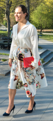 Jupe MaxJenny / escarpins Yves Saint Laurent / pochette Stella Mc Cartney