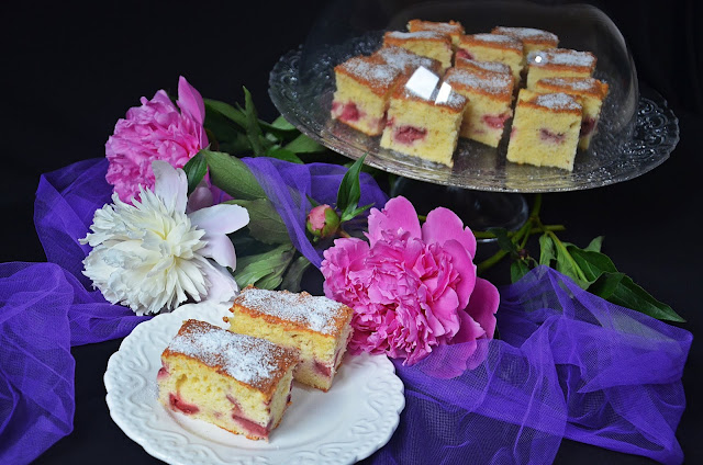 Prăjitură cu iaurt și căpșuni