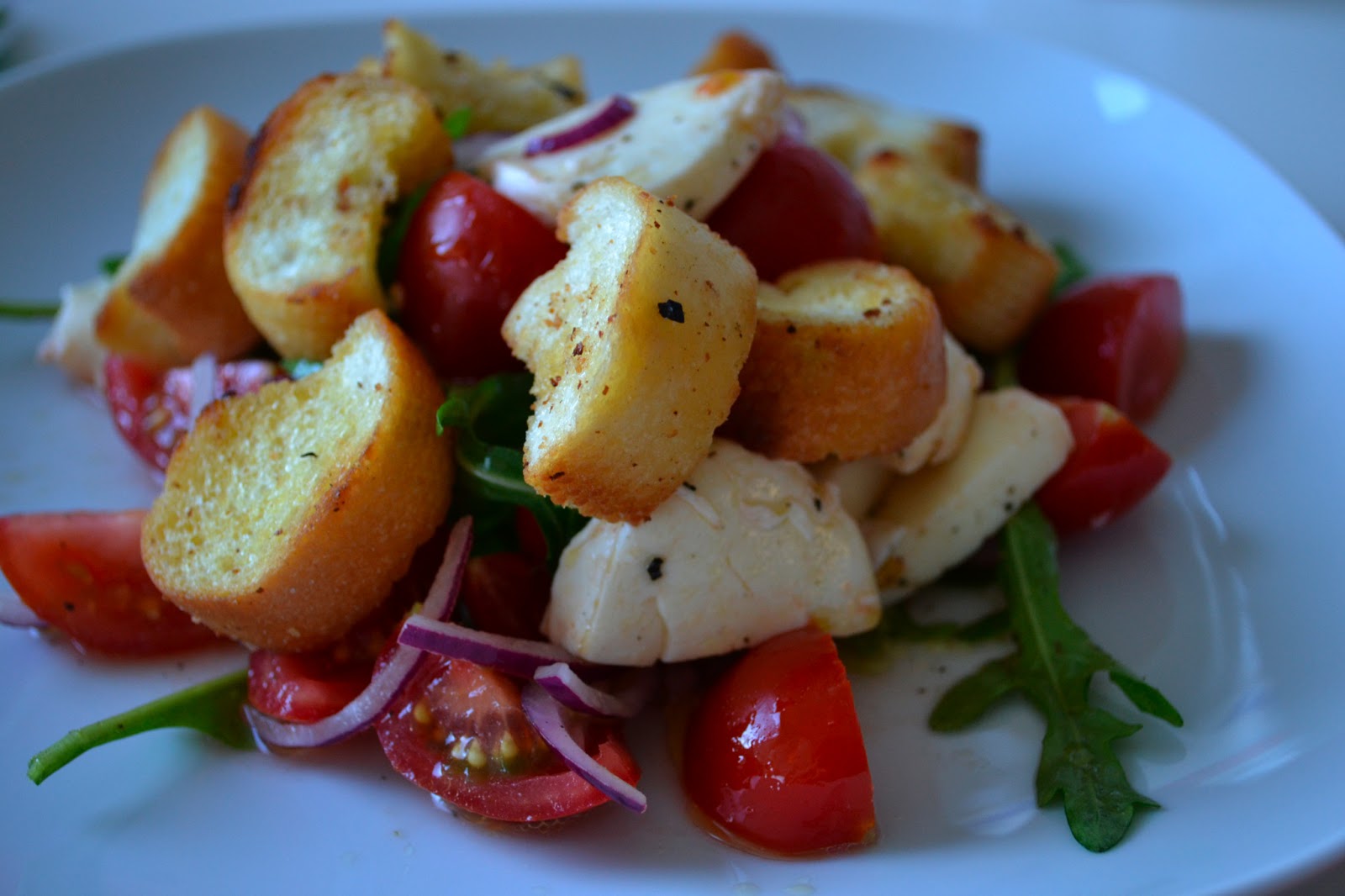Gute Nahrung macht glücklich : Tomaten-Brot-Salat mit Mozarella