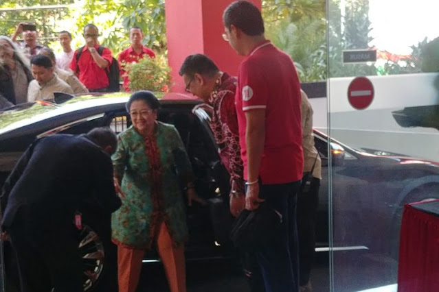Bu Megawati Murka, Minta Pengawalnya Mengejar Sebuah Mobil dan Menegur Sopirnya Bu Megawati Murka, Minta Pengawalnya Mengejar Sebuah Mobil dan Menegur Sopirnya