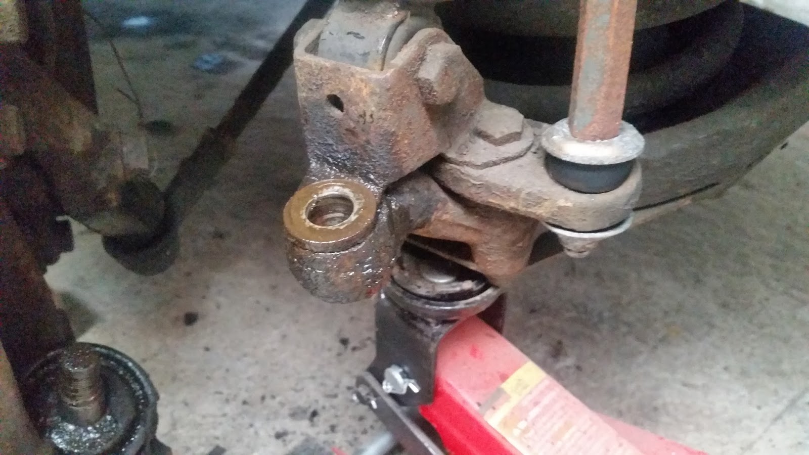 Jaguar XJS: upper and lower ball joints replacement