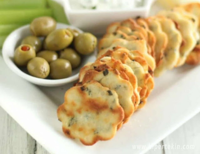 KETO SOUR CREAM AND CHIVE CRACKERS