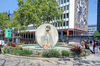 Paris : Fontaine Jussieu, la Bouche de la Vérité, une fontaine-sculpture signée Guy Lartigue - Vème