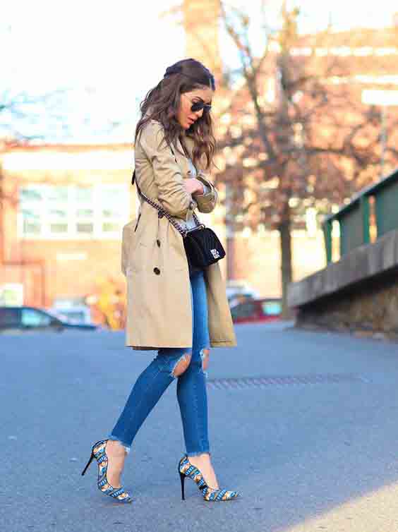 Trench coat feminino e calça jeans