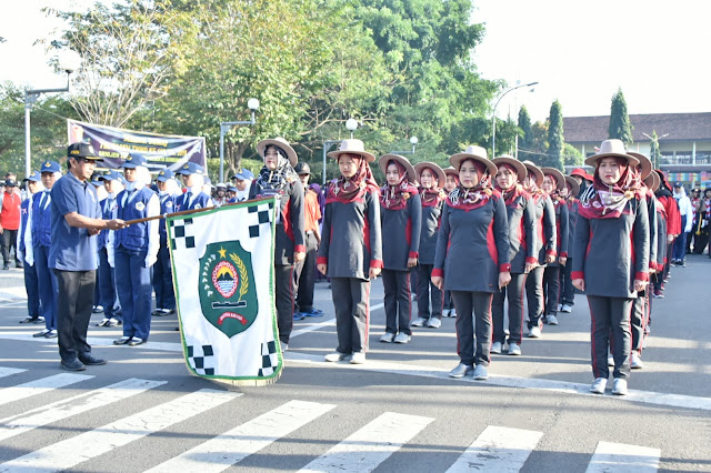 Asisten II Sekda Berangkatkan Peserta Gerak Jalan Putri