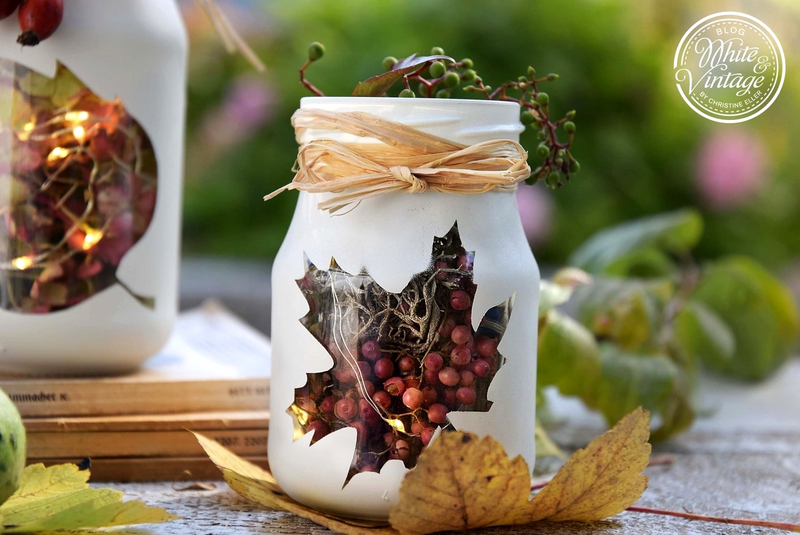 Upcycling-Deko: Herbstliche Windlichter aus Marmeladengläsern selber machen  | DIY und Deko Blog White and Vintage