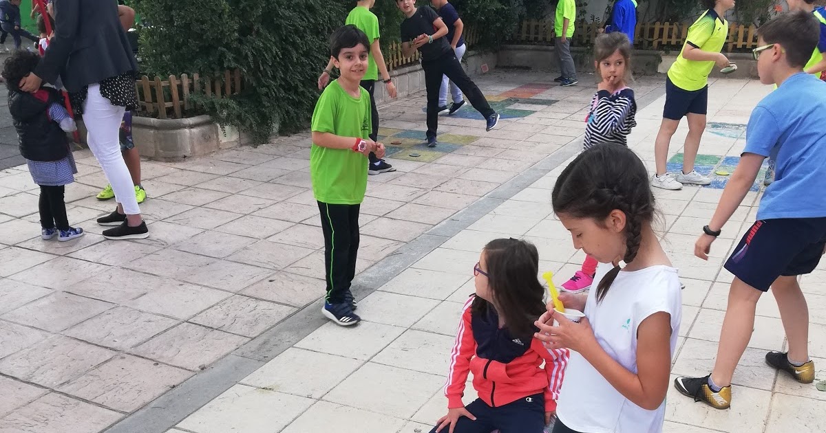 JUGAMOS EN EL PATIO EMBAJACOLE Colegio Embajadores