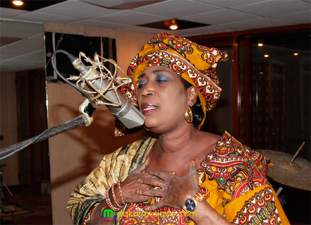 Musique, artiste, chanteuse, mbalax, kine, lam, traditionnel LEUKSENEGAL, Dakar, Sénégal, Afrique
